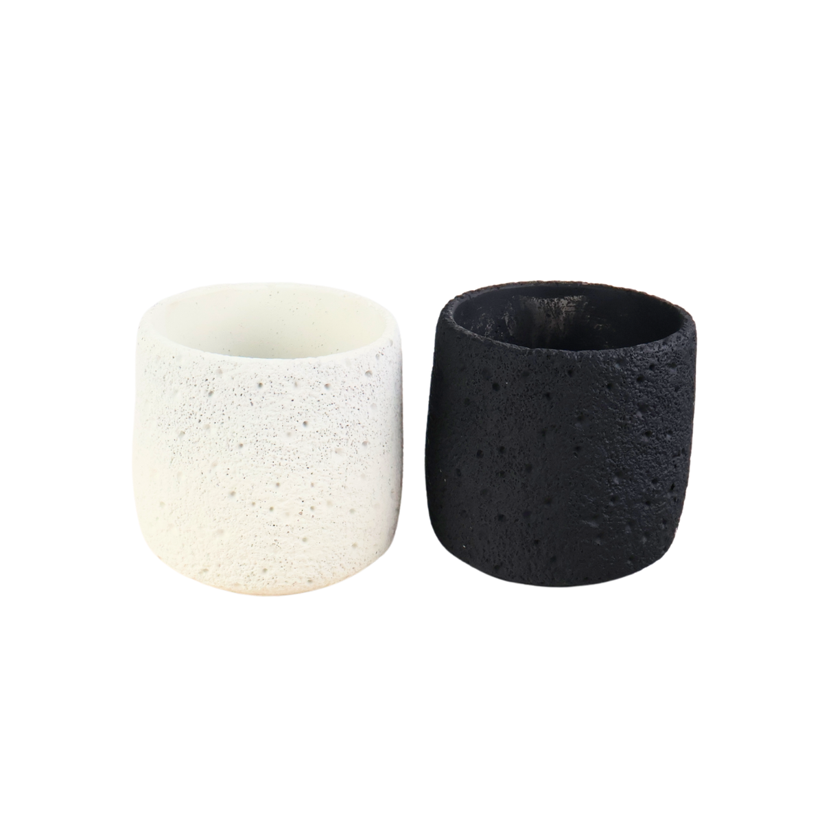 Cylinder-shaped plastic tableware made of natural material.