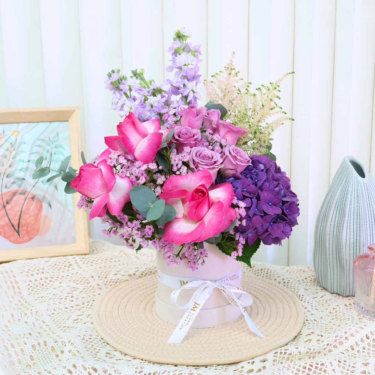 Pink flower bouquet in vase on table.