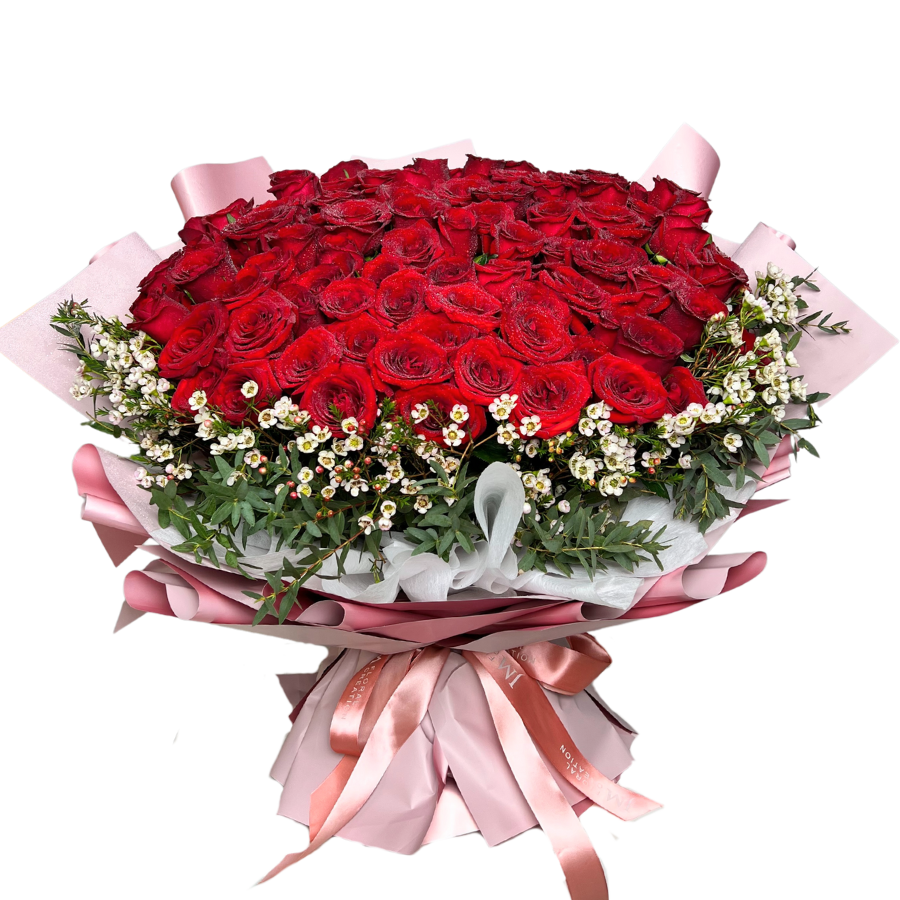 Bouquet of red and pink garden roses.