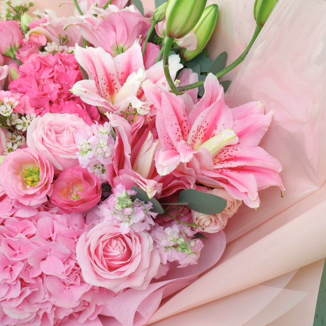 Valencia (2 Hydrangeas, 8 Roses) - Luxe Giant Bouquet