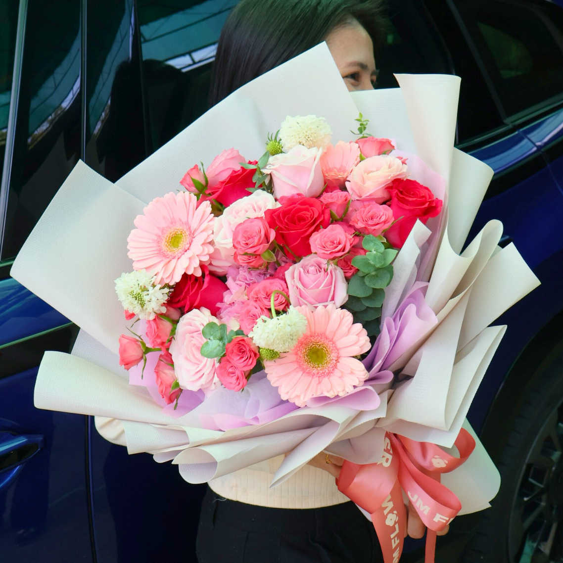 Gwendolyn (15 Roses, 1 Hydrangea) - Flower Bouquet